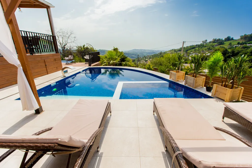 Вилла с теплым бассейном