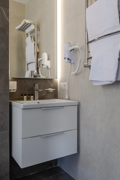 Стильный номер с балконом и кухонной зоной