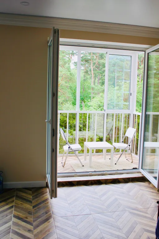 Уютная студия с видом на лес