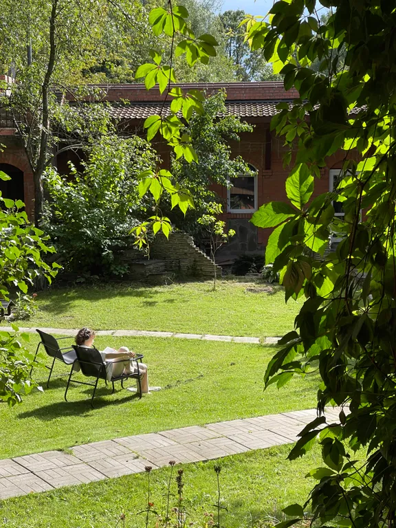 Улучшенный номер с балконом и стильной ванной комнатой