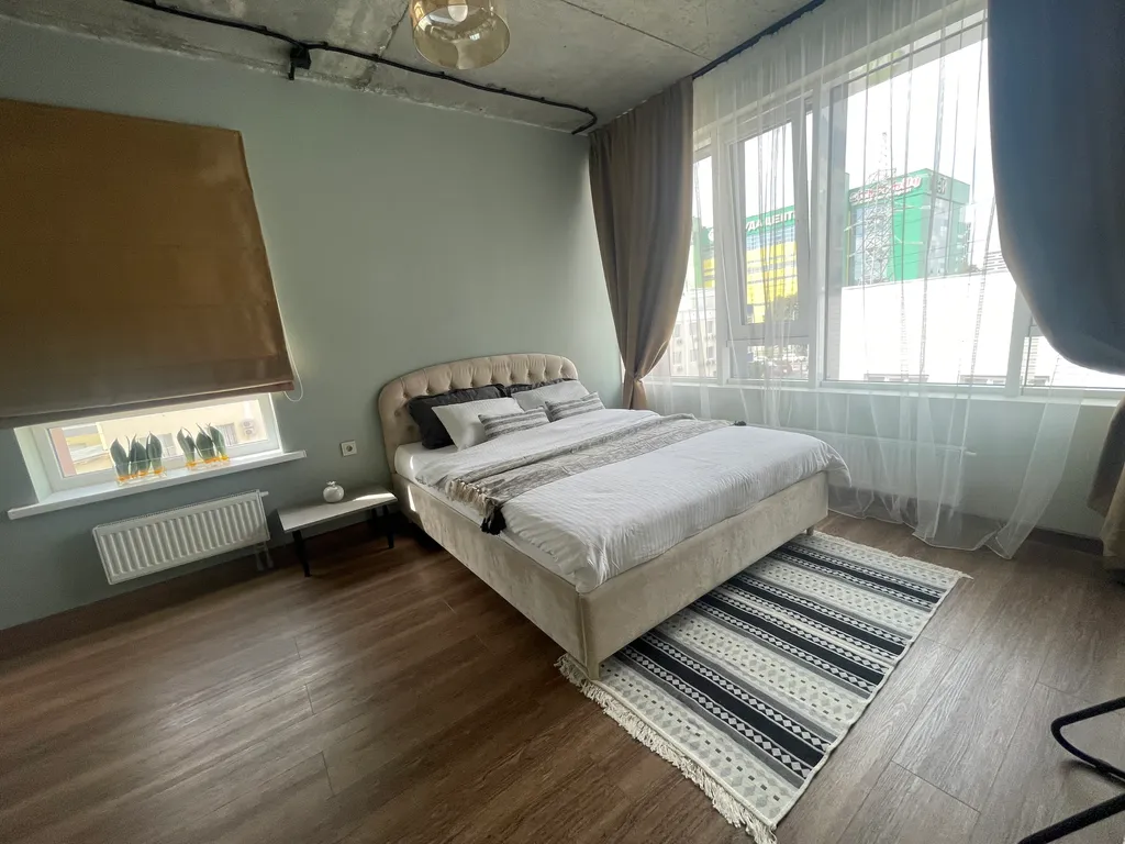 Просторная и светлая квартира с огромными окнами