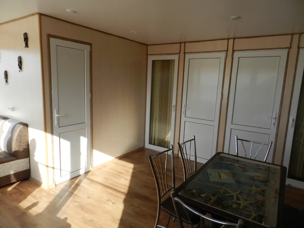 Домики на пляже Золотой Якорь с видом на море