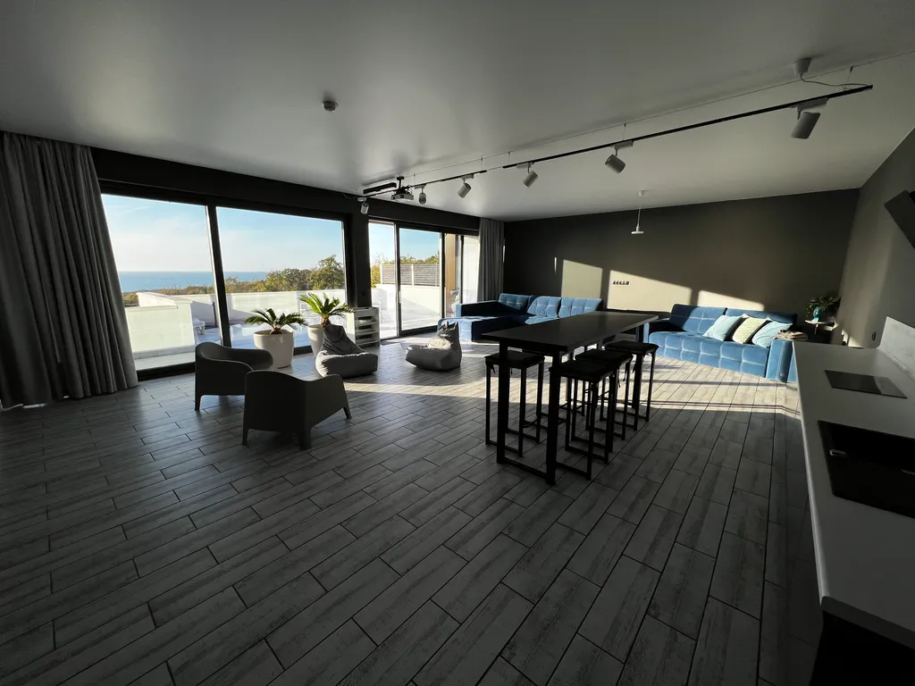 Gide villa посреди леса с видом на море