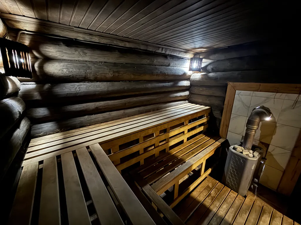 Бревенчатый коттедж с баней и бассейном