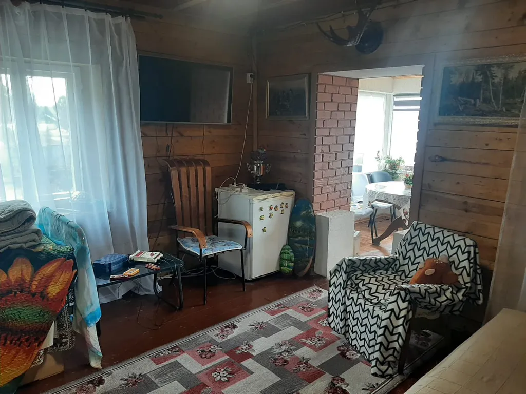 Деревенский дом у озера