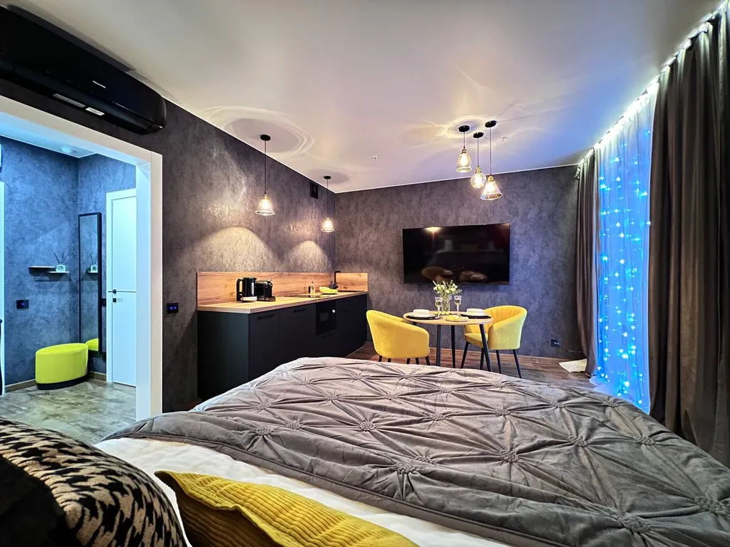 Уникальная cтудия с мини-бассейном на двоиx