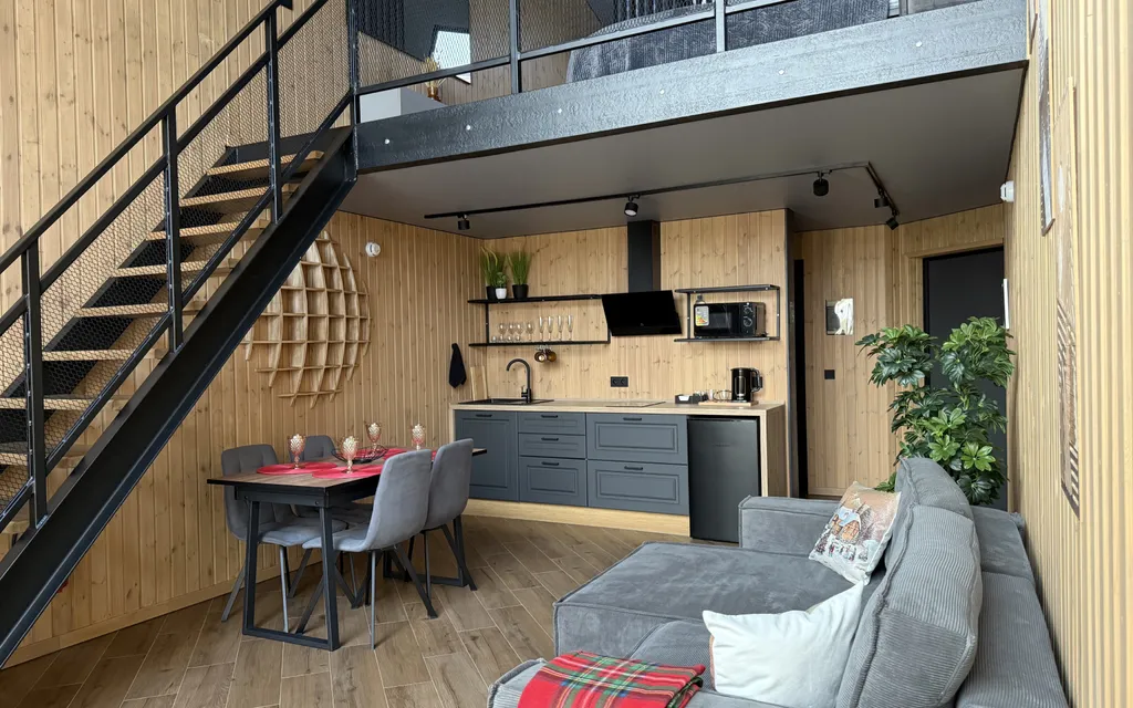 Номер на берегу реки