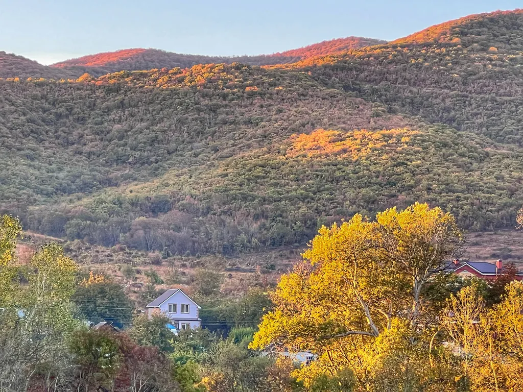 Милая квартирка с видом на горы и бассейном во дворе