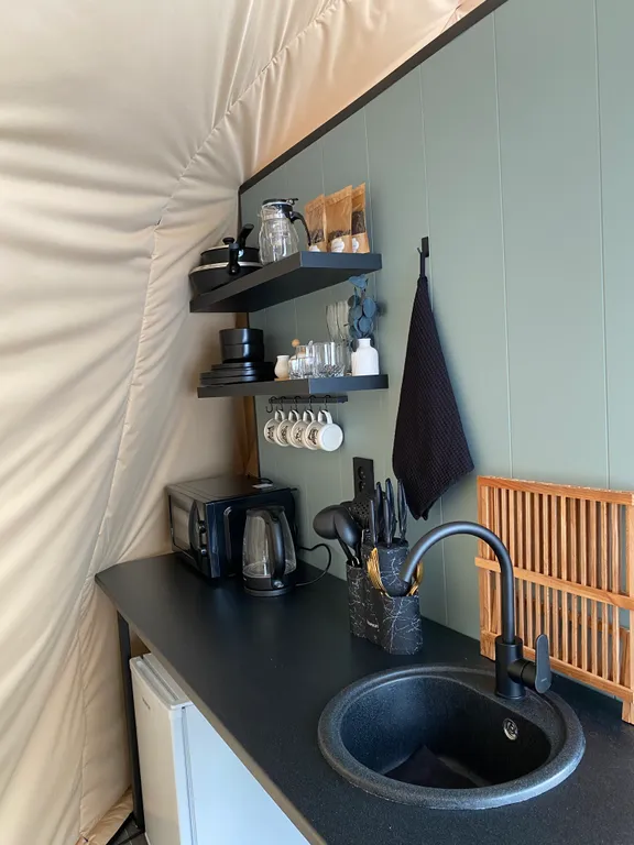 Домик вблизи озера