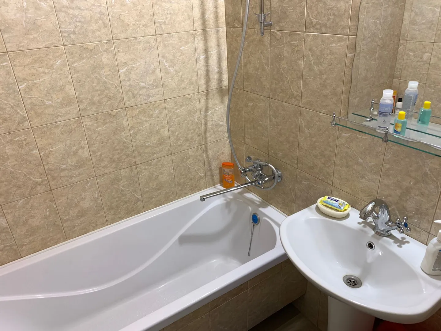 Ванная комната с ванной, умывальником, стиральной машинкой