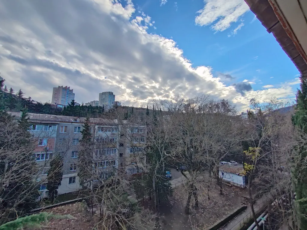 Уютная отдельная комната с балконом в районе автовокзала города Алушты