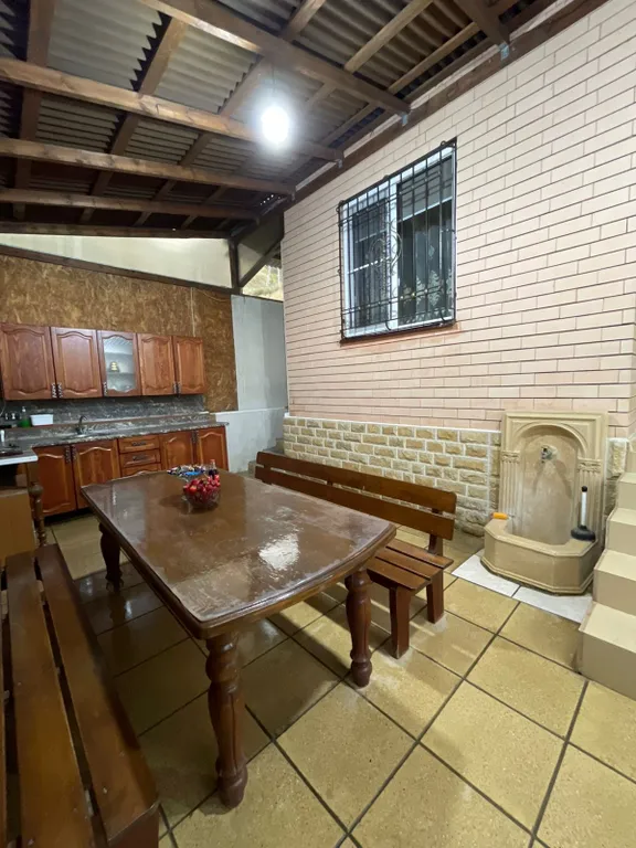 Дом у моря в окружении гор