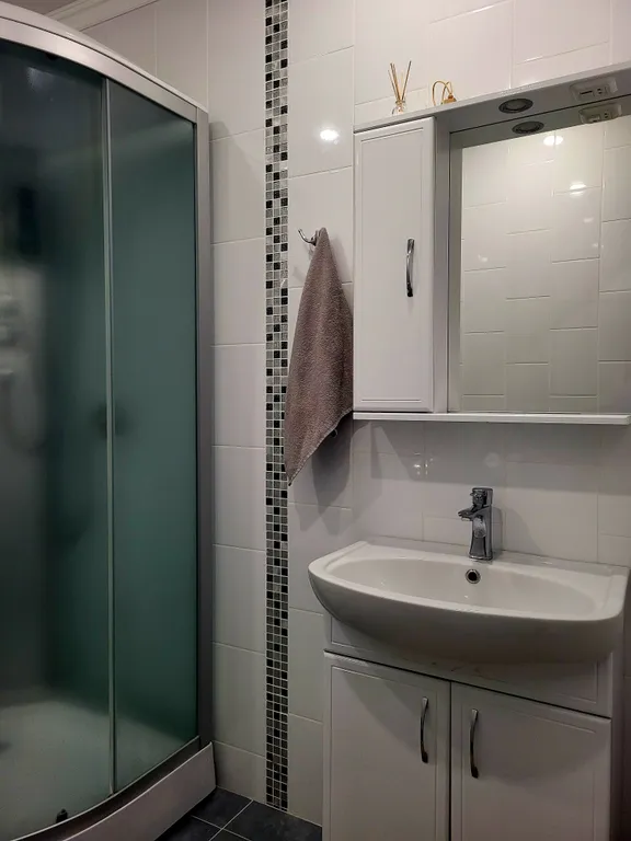 Уютный домик для двоих у озера