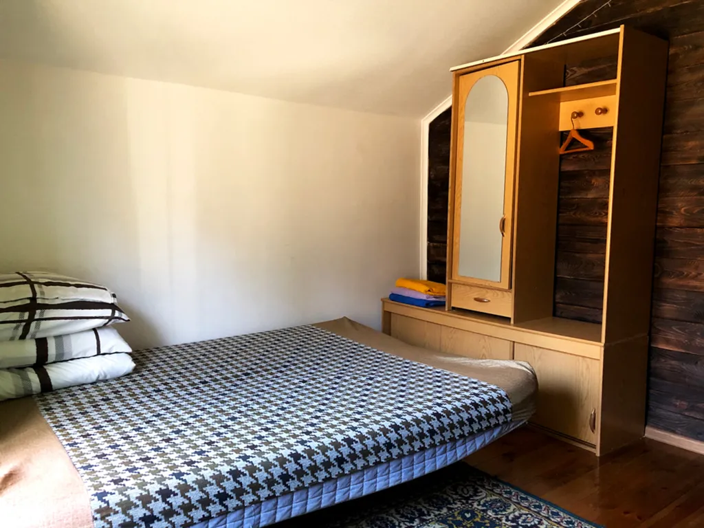 Этника. Трехместная комната рядом с видом на лес.