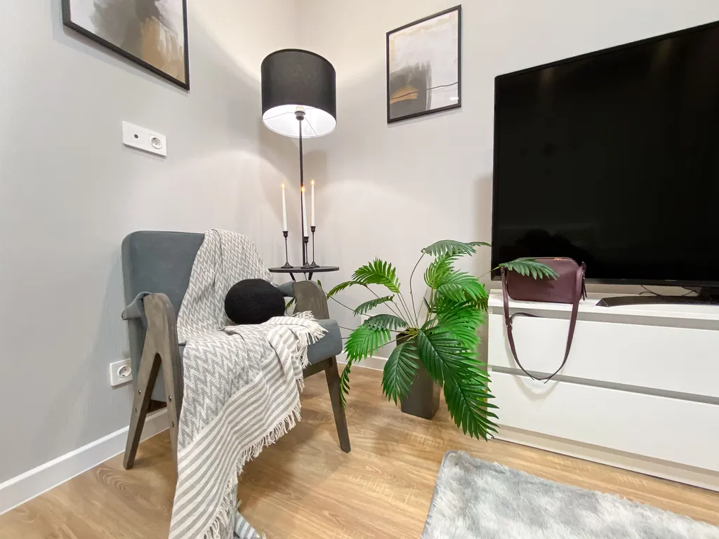 Квартира с большим ТВ у Суворовского училища