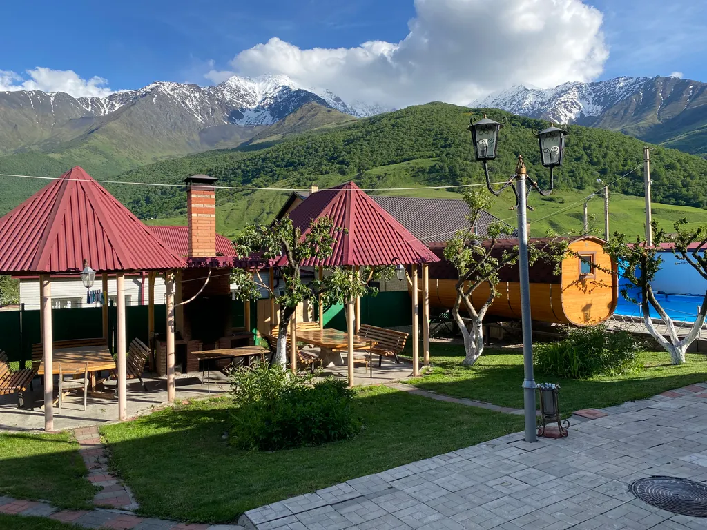 Дом с большим бассейном с подогревом и уютной банькой