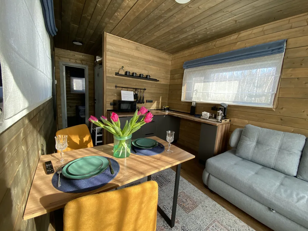 Домик ЕЖЕВИКА. Большой пруд с пляжем в глэмпинге "Усадьба Ягодное".