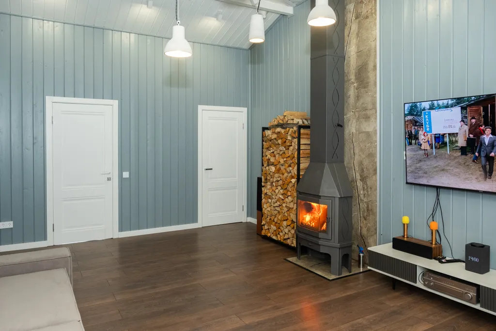 Дом на берегу лесного озера