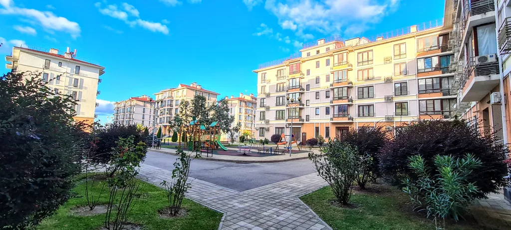 Квартира у моря с видом на озеро и горы