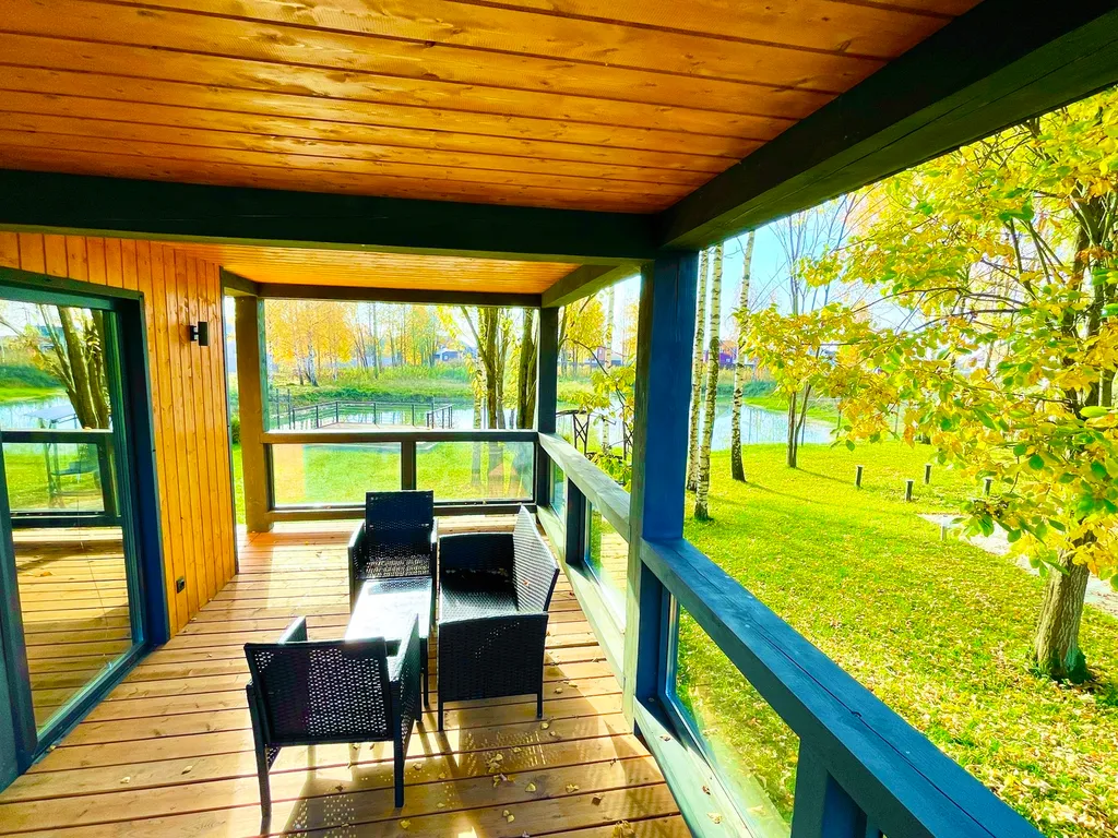 Дом Благодать у пруда с панорамными окнами