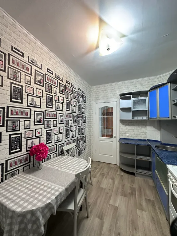 Просторная рядом с рекой и лесом