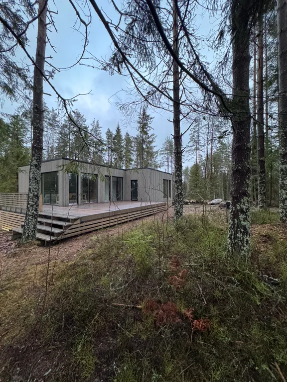 Дом в лесу рядом с озером