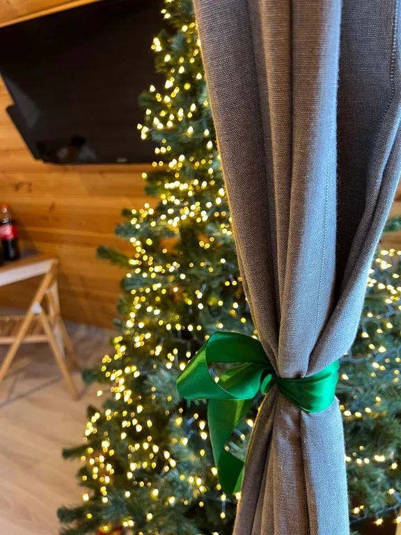 Уютный треугольный дом в окружении леса