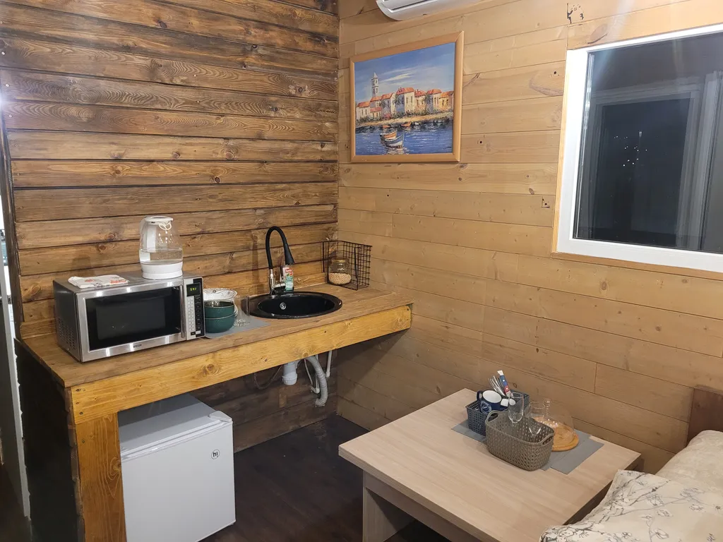 Домик у снежных вершин