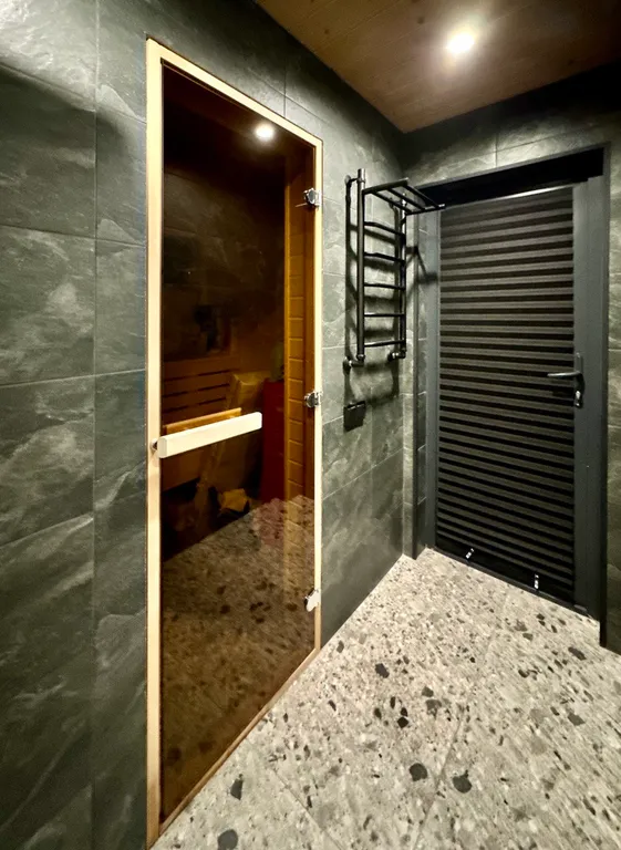 Новый панорамный барнхаус с сауной на лесном участке