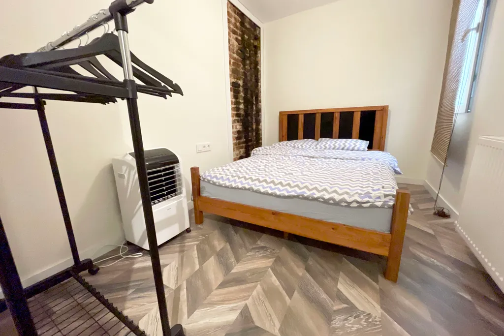 Balcony 2br and 2bath apt 8 min to metro