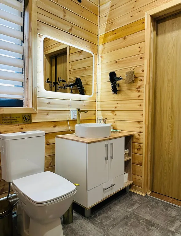 А-фрейм на берегу озера