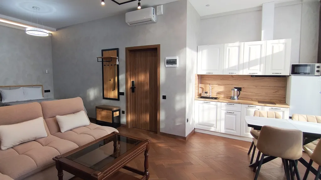 Панорамная студия с видом на горы в центре Красной Поляны. Балкон.