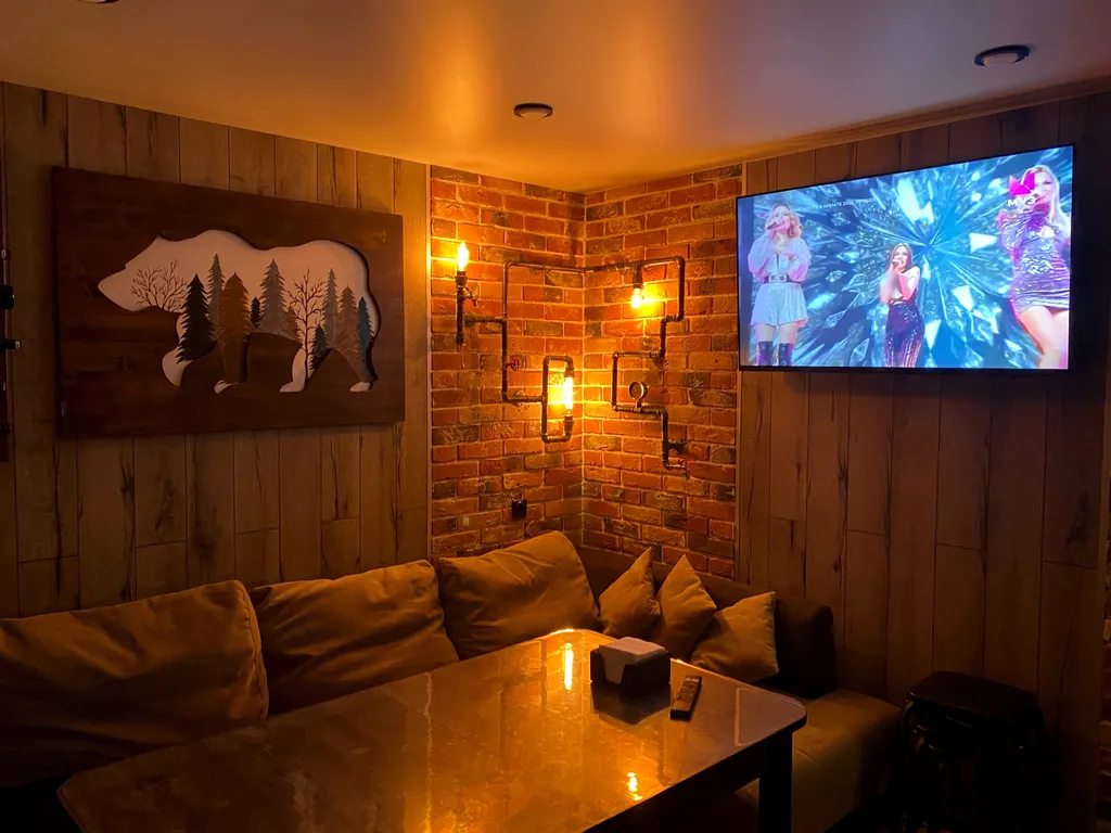 Современный новый дом с баней и банным чаном и бассейном