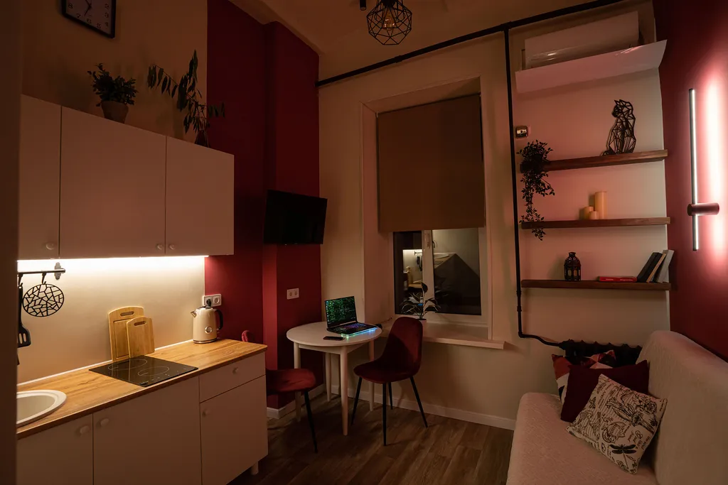 Яркая двухуровневая мини-студия