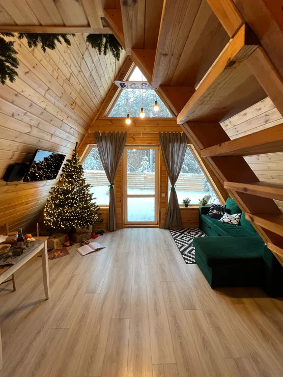 Уютный треугольный дом в окружении леса