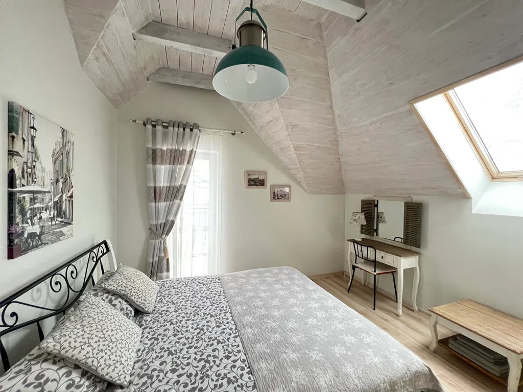 Коттедж с отдельным входом и видом на сад