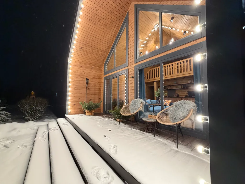 Уютный домик у леса с камином и панорамными окнами