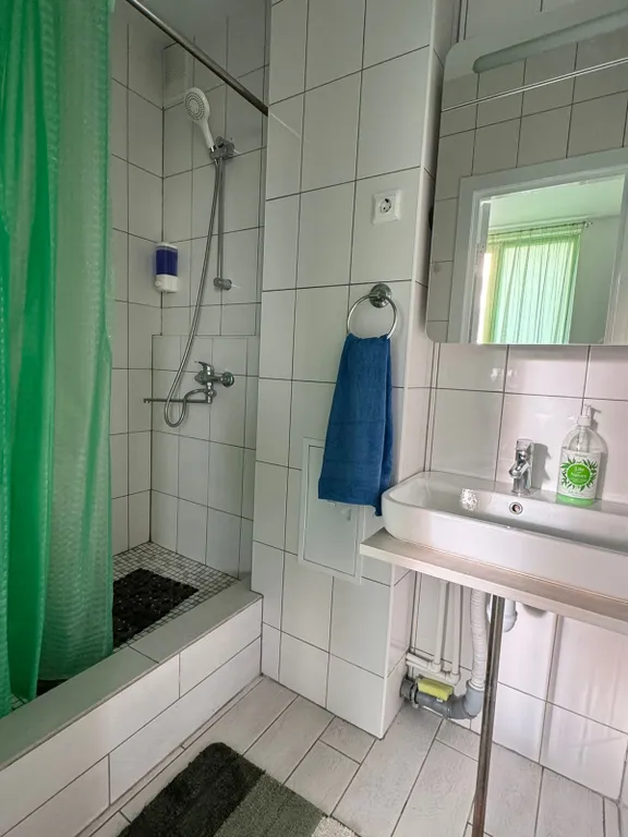 Шикарная студия с выходом на собственную крышу с садовой мебелью