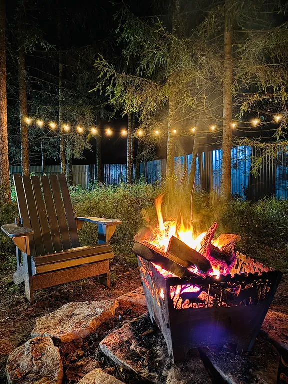 Дом A-frame с баней и джакузи под открытым небом в сосновом лесу