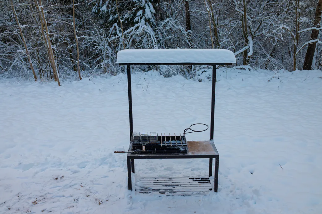А-фрейм в сказочном зимнем лесу