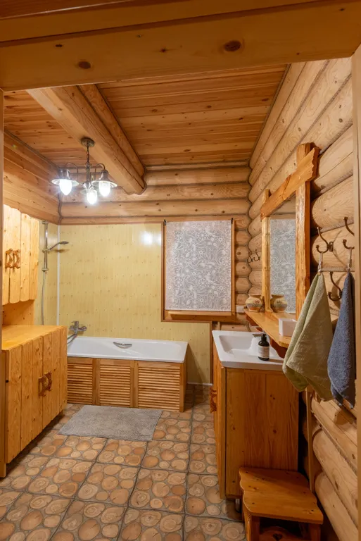 Большой деревянный коттедж рядом с озером и лесом