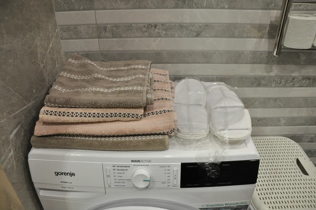 Студия с видом на море диваном и балконом