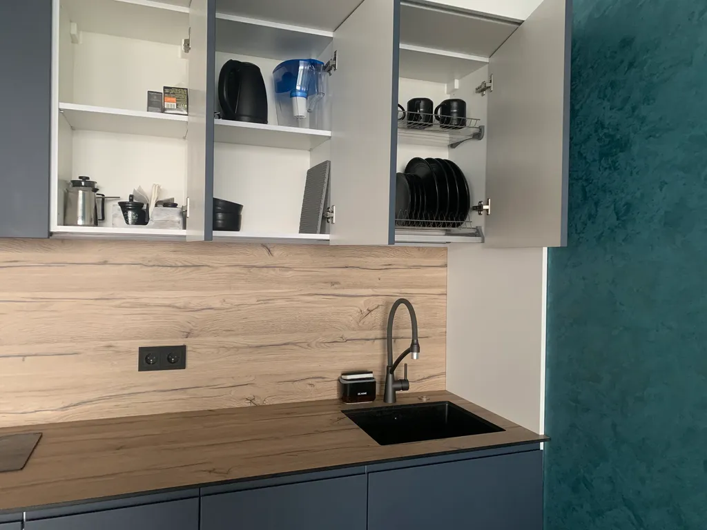 Элитная квартира с панорамным окнами витражами с видом на море