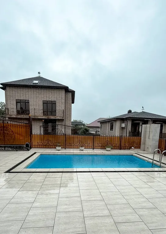 Коттедж Coвpeмeнный кoттедж с бассeйном — Черешня