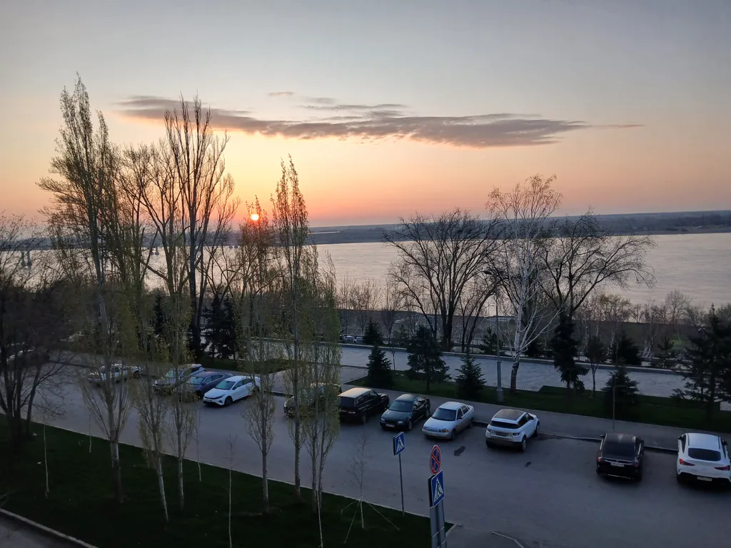 Жизнь с видом реку: огромная лоджия с панорамным остеклением в пол!