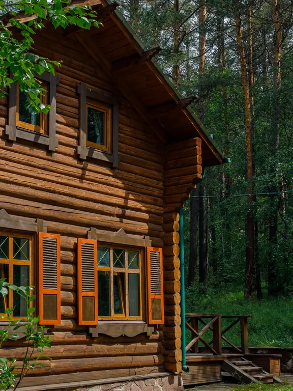 Уединённый дом на берегу живописной заводи