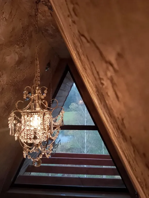 Архитектурный дом A-freim с безграничным окружением природы и речки