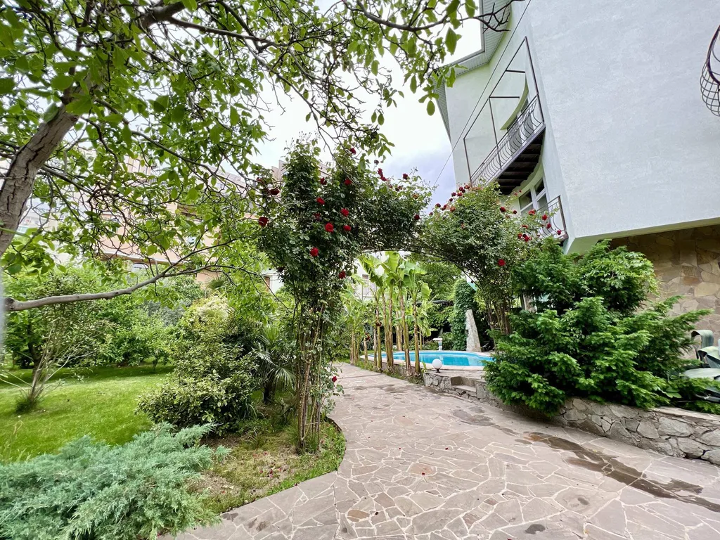 Дом в Гаспре с бассейном и беседкой