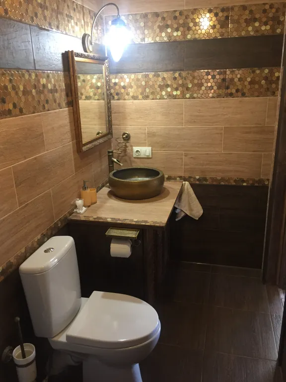 Вилла с бассейном и видом на озеро