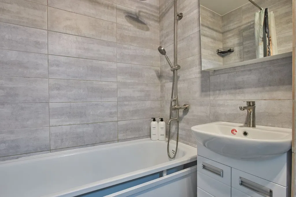 Светлая квартира с большой кроватью и Smart TV